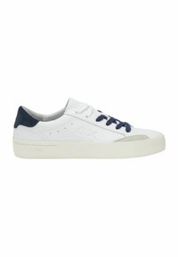 Sneaker in pelle bianca con lacci blu navy, punta in suede grigia e dettagli perforati sui lati. Suola in gomma piatta per stabilità.