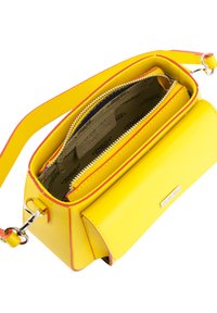 Gelbe Lederhandtasche mit glatter Oberfläche, einem Reißverschluss-Hauptfach und rosa Akzenten. Inklusive Schultergurt und Metallbeschlägen.