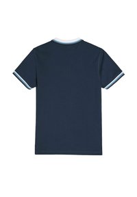 Granatowa koszulka polo z białym i jasnoniebieskim prążkowanym kołnierzykiem oraz mankietami, z krótkimi rękawami i gładką fakturą.