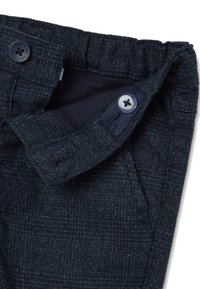 Dunkelblaue gewebte Hose mit strukturiertem Muster, ausgestattet mit einem Knopfverschluss und einem elastischen Bund. Inklusive einer seitlichen Taschendetail.