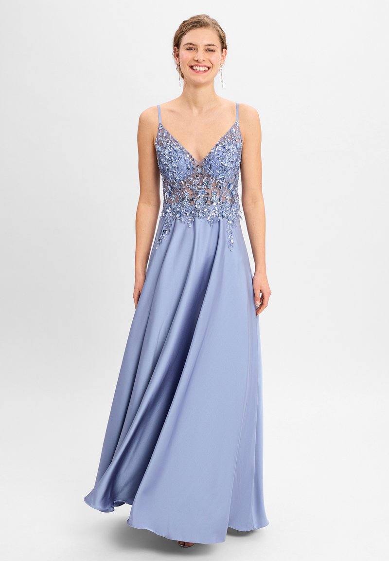 Lange satijnen jurk in lichtblauw met een V-hals en verstelbare bandjes, voorzien van geborduurde versieringen op de buste en een vloeiende rok.