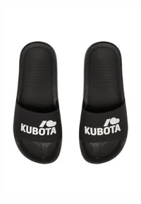 Czarne klapki z teksturowaną podeszwą i szerokim paskiem. Pasek zdobi biały logo "KUBOTA" i symbol serca.