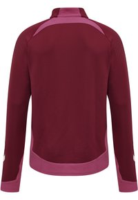 Vinröd idrottsjacka med långa ärmar, hög krage och rosa accenter på axlar och ärmslut. Slät textur, ventilerande paneler på ärmarna.
