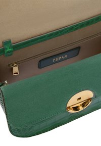 Grüne Lederhandtasche mit strukturiertem Finish, ausgestattet mit einem glatten Wildlederumschlag, goldenen Beschlägen und einer Innentasche mit Reißverschluss.