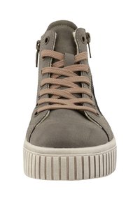 Pánské vysoké tenisky ze šedé semišové kůže s béžovými šňůrkami, s kulatou špičkou, bočními zipy a texturovanou gumovou podrážkou s vertikálními drážkami.