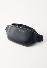 Crni fanny pack od umjetne kože za pojas, zaobljenog oblika, s inox zatvaračem i logotipom. Unutrašnjost ima uzorčenu podstavu.