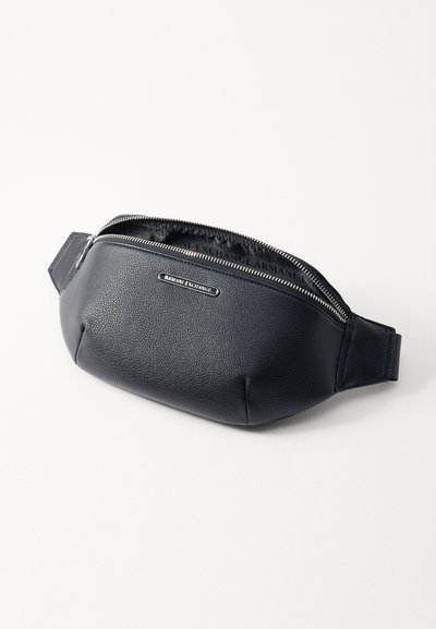 Banane en simili cuir noir avec une forme arrondie, fermeture éclair argentée et plaque logo. L'intérieur présente une doublure à motif.