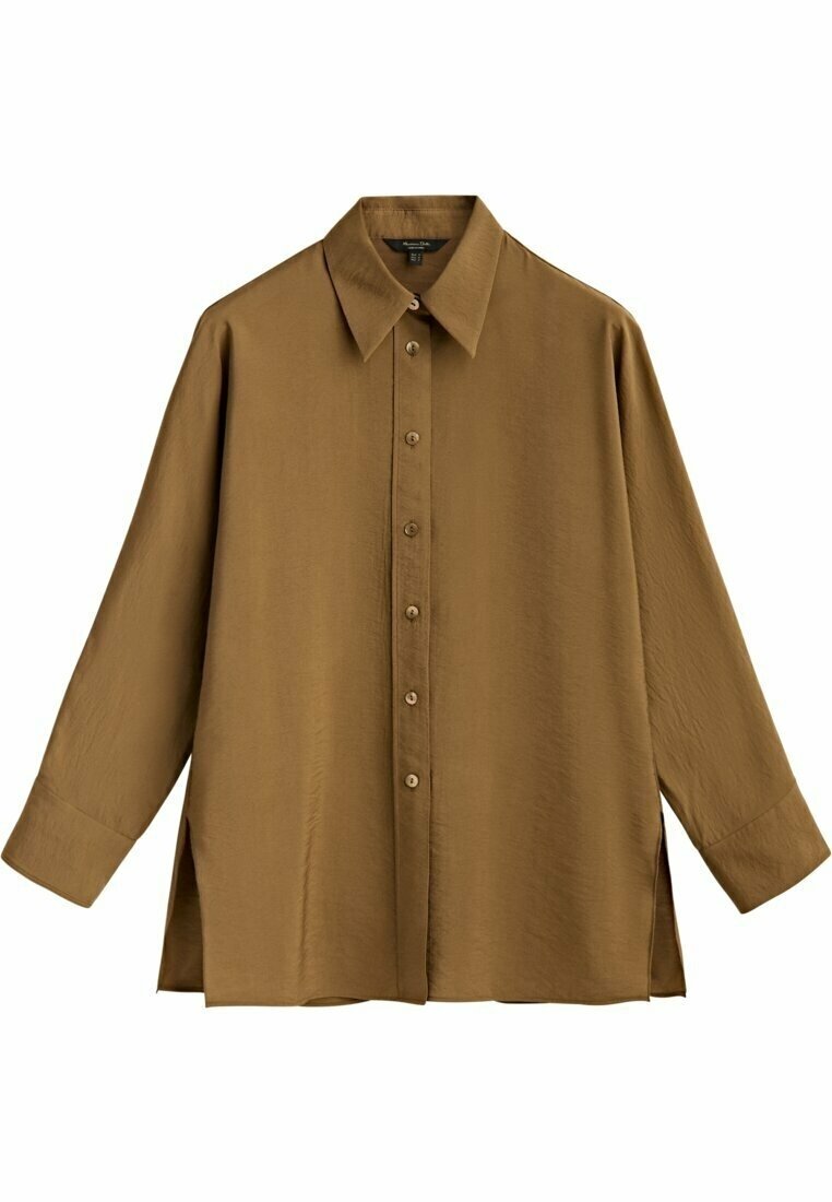 Chemise marron à manches longues en tissu lisse, avec un col pointu, un devant boutonné et des fentes sur les côtés pour un ajustement ample.