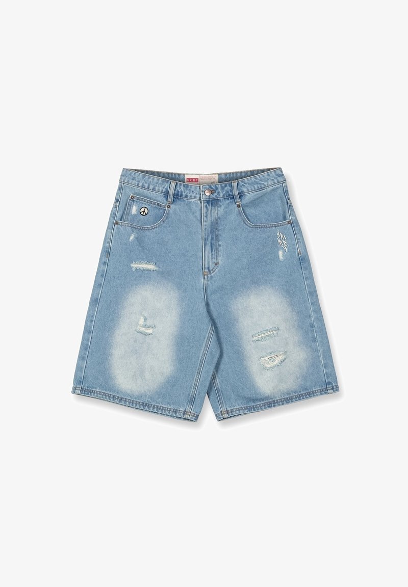 Short en jean bleu clair avec des pièces usées, broderie du signe de la paix sur la poche gauche et détails effilochés sur la cuisse droite.