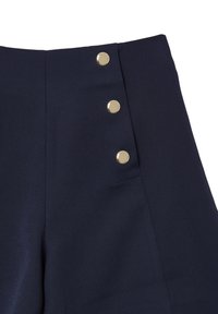 Pantaloni navy a vita alta con tre bottoni dorati sul davanti. Realizzati in tessuto liscio, presentano una silhouette sartoriale e linee pulite.