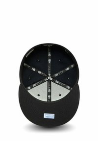 Gorra negra con visera plana, tela texturizada, visera inferior gris, múltiples ojales de ventilación y banda interior con marca.