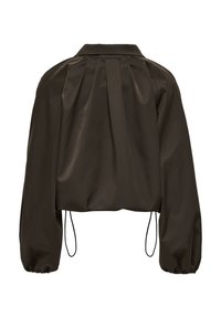 Veste courte marron foncé avec manches longues bouffantes, poignets élastiques, plis dos, col et cordons ajustables à l'ourlet.