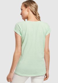 Merchcode FRAUEN HOPE EXTENDED SHOULDER  - Tričko s potlačou - neo mint