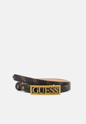 Czarny designerski pasek z brązowym wzorem logo i dużą złotą klamrą z napisem "GUESS" wielkimi literami.