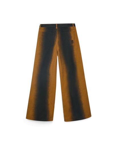 Pantaloni a gamba larga in un gradiente di arancione bruciato al nero. Realizzati in denim, presentano due tasche posteriori e un logo sulla tasca destra.