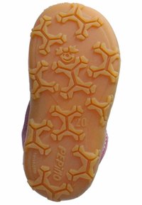 Gummisohlen in Pfirsichfarbe mit einem filigranen Schneeflockenmuster sowie dem eingeprägten Text "PEPINO" und "20".