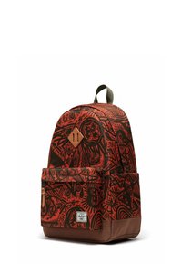 Sac à dos rouge et noir à motifs, fabriqué en tissu durable avec des accents en cuir, une poche frontale et des bretelles réglables. Dispose d'une poignée supérieure pour un transport facile.