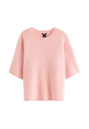 Měkký růžový krátký pletený svetr s kulatým výstřihem a volným střihem, zobrazený na bílém pozadí.