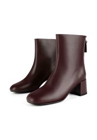 Stivaletti borgogna realizzati in pelle liscia, con punta affusolata e tacco a blocco, dotati di chiusura con zip sul retro per una facile indossabilità.