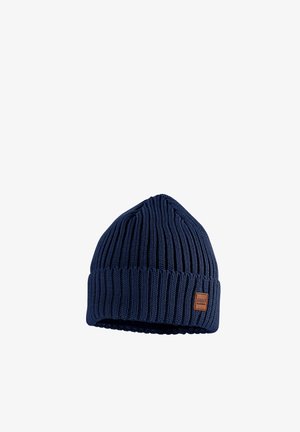 Marineblaue, gerippte Strickmütze mit umgeschlagenem Bündchen und kleinem braunem Lederlogo-Patch an der Seite.