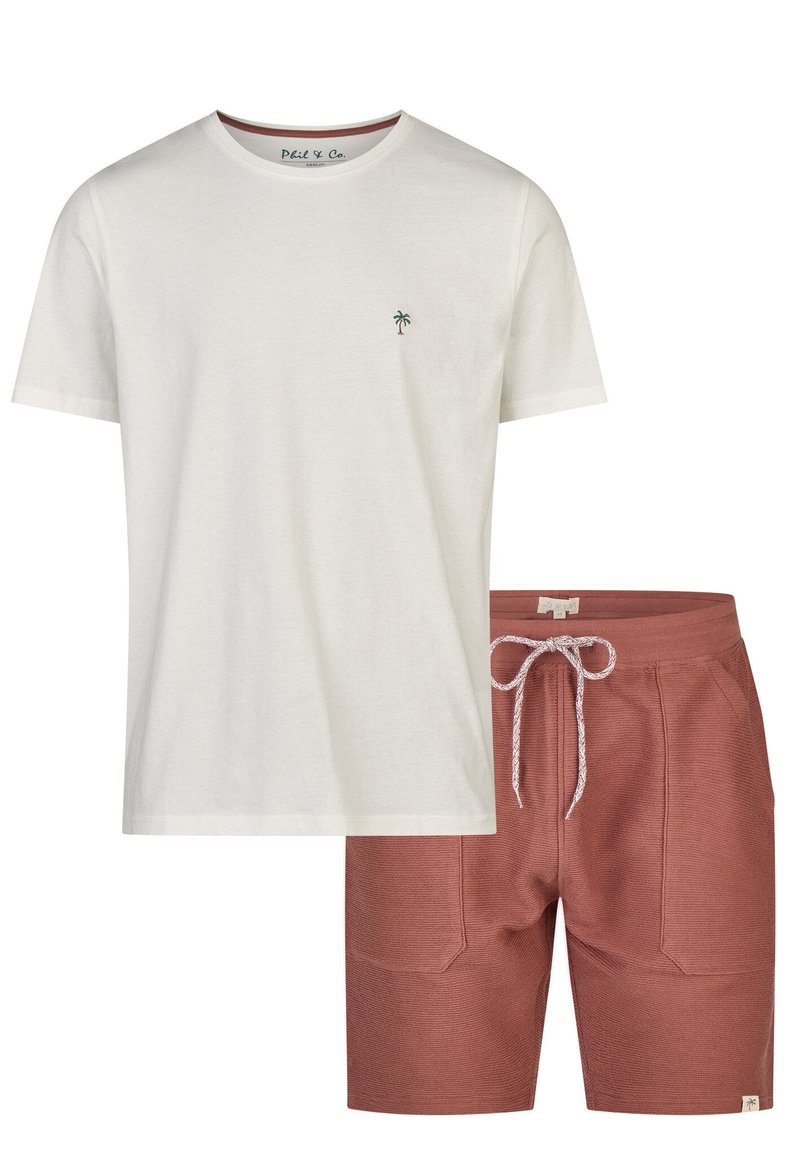 Camiseta blanca de algodón con un pequeño logotipo de palmera verde; combinada con pantalones cortos de textura color óxido, con cinturilla elástica y cordón.