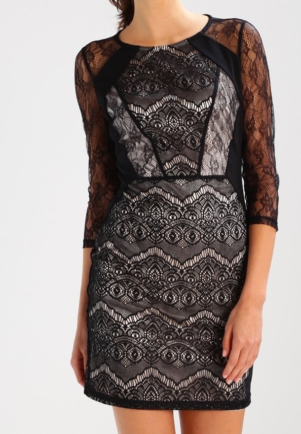 Černé krajkové šaty s dlouhými průhlednými rukávy, zdobené geometrickým vzorem a přiléhavým střihem. Texturované detaily po celé látce.