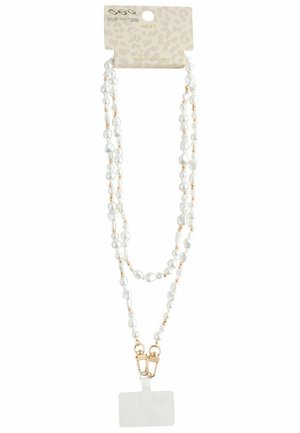 Naszyjnik wielowarstwowy z białymi sztucznymi perłami i złotymi koralikami, wyposażony w zapięcie typu lobster oraz uchwyt na identyfikator na dole.