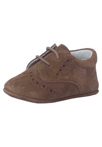 Scarpa in suede marrone con punta arrotondata, chiusura con lacci, dettagli perforati e interno morbido. La suola è piatta e flessibile.