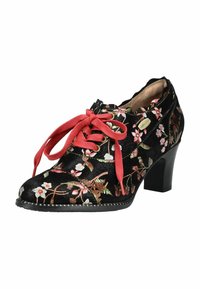 Scarpa nera con stampa floreale, superficie texture, lacci rossi e design con tacco medio. Presenta dettagli in metallo dorato e punta arrotondata.