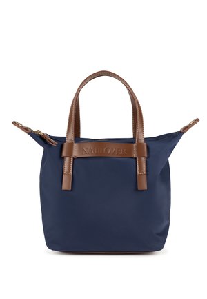 Marineblå stofshopper med brune læderdetaljer, udstyret med to håndtag, lynlåslukning og præget logodetalje.