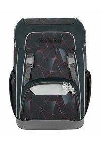 Rucksack mit einem geometrischen Muster, hauptsächlich schwarz mit roten Akzenten. Verfügt über graue Reißverschlüsse und Riemen; aus strapazierfähigem Stoff gefertigt. Verstärkter Boden.