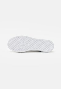 Semelle de chaussure blanche avec un motif texturé géométrique, dotée d'un bord plat et lisse et d'une zone de talon renforcée pour plus de durabilité.