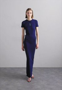 Tengerészkék, testhezálló ruha rövid ujjakkal, finom grafikus mintával türkiz színben a mellrésznél. Simább, elasztikus anyag; földig érő.