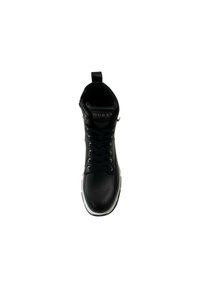 Stivale nero stringato con tomaia in pelle liscia, colletto morbido e suola in gomma bianca. Presenta il logo "GUESS" sulla linguetta e dettagli metallici.