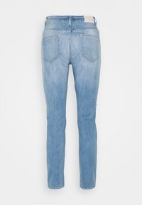 Jeans de denim azul claro con corte recto, que presentan dos bolsillos traseros y desvanecimientos cerca de las piernas. La tela tiene una textura suave.