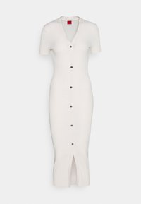 Weißes, geripptes Midikleid mit kurzen Ärmeln, V-Ausschnitt, Knopfverschluss vorne und einem Schlitz am Saum für mehr Bewegungsfreiheit.