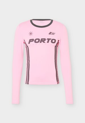 Roosa pika käistega spordisärk musta äärisega, tekstiga "PORTO", kaks vertikaalset musta triipu ja kaks väikest logo rinnal.