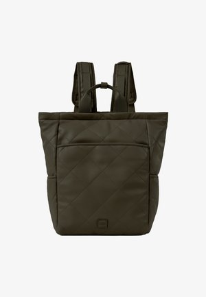 Sac à dos matelassé vert olive avec deux bretelles, poche avant et matériau texturé. Conçu pour un usage pratique.