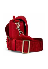 Sac à main en cuir rouge avec une finition texturée, des ferrures dorées et une sangle large et plate présentant un motif ton sur ton et une boucle rectangulaire.