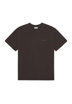 Σκούρο καφέ βαμβακερό μπλουζάκι με κοντά μανίκια, στρογγυλή λαιμόκοψη και μικρό λογότυπο "LES DEUX" σε αντίθετο χρώμα στο αριστερό μέρος του στήθους.