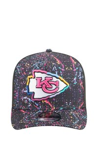 Schwarze Kappe mit buntem Spritzermuster, ausgestattet mit einem gestickten Logo der Kansas City Chiefs in Weiß, Rot und Gelb. Flaches Schirmdesign.