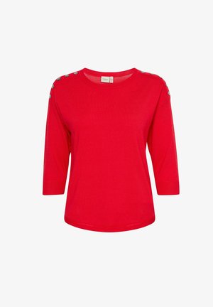 Top en tricot rouge avec des manches trois-quarts, col rond et accents de boutons-pression sur les épaules. Texture douce et design ajusté.