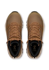 Pereche de încălțăminte de drumeție maro, impermeabilă, cu partea superioară din plasă și material sintetic, șireturi detaliate și căptușeală interioară neagră căptușită, vedere de sus.