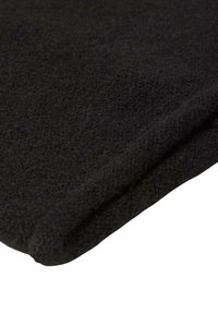 Sort fleece tæppe med en blød, tekstureret overflade; har en foldet kant, der skaber en ren linje langs den ene side.