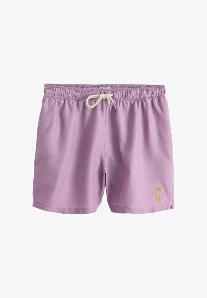 Shorts de bain lavande avec taille élastique, cordon blanc, et petit logo personnage planche de surf jaune sur la jambe gauche.