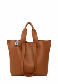 Sac fourre-tout en cuir marron avec surface texturée, deux poignées courtes et une étiquette grise. Design à ouverture supérieure pour un accès facilité. Forme simple et fonctionnelle.