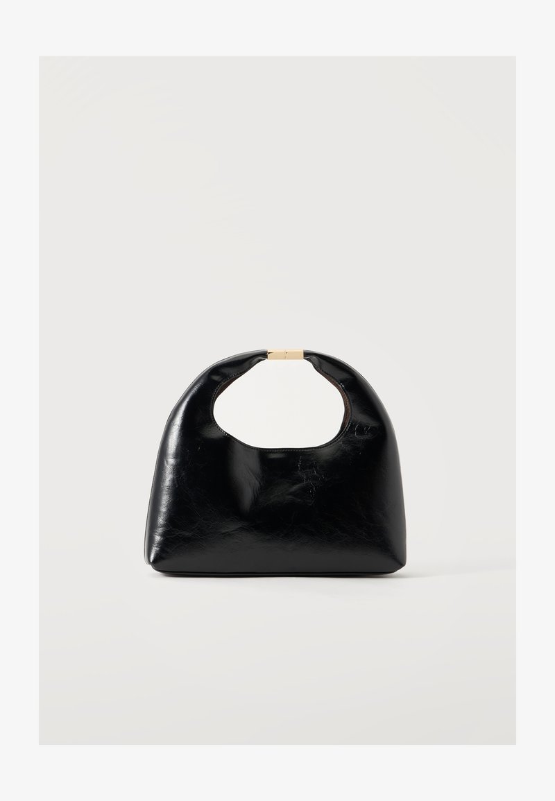 Sac à main en cuir noir avec poignée arrondie et fermoir doré, sur un fond clair uni.