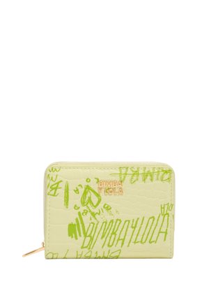 Cartera de cremallera amarillo pálido con texto en estilo grafiti verde y logo "BIMBA Y LOLA" en oro en el frente.