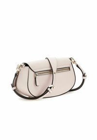 Sac bandoulière en cuir synthétique gris clair avec une forme incurvée, une poche frontale zippée et une bandoulière détachable avec des accents en métal argenté.