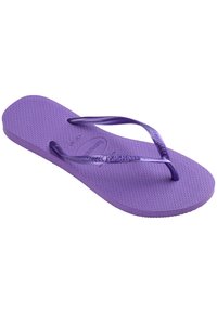 Lila flip-flop, texturált talppal és vékony pántokkal. Gumiból készült, rugalmas dizájnnal rendelkezik, az talpbetéten logóval.